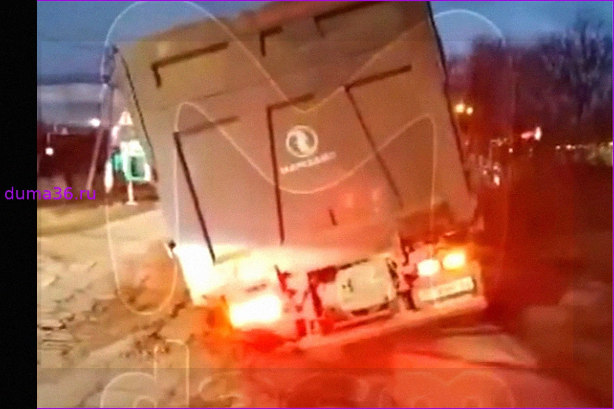 Инцидент в Любани: Грузовик провалился под асфальт