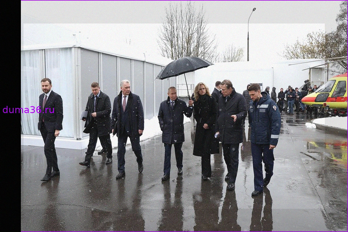 Голикова оценила жест Путина с зонтом во время визита в центр Пирогова