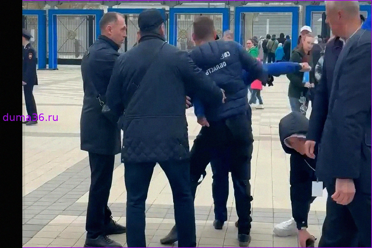 В Екатеринбурге задержали мужчину, подбежавшего к губернатору