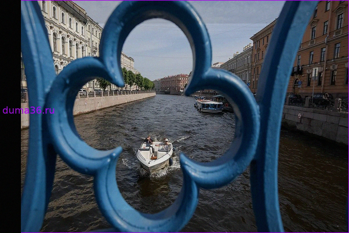 Катер столкнулся с опорой моста на канале Грибоедова в Санкт-Петербурге